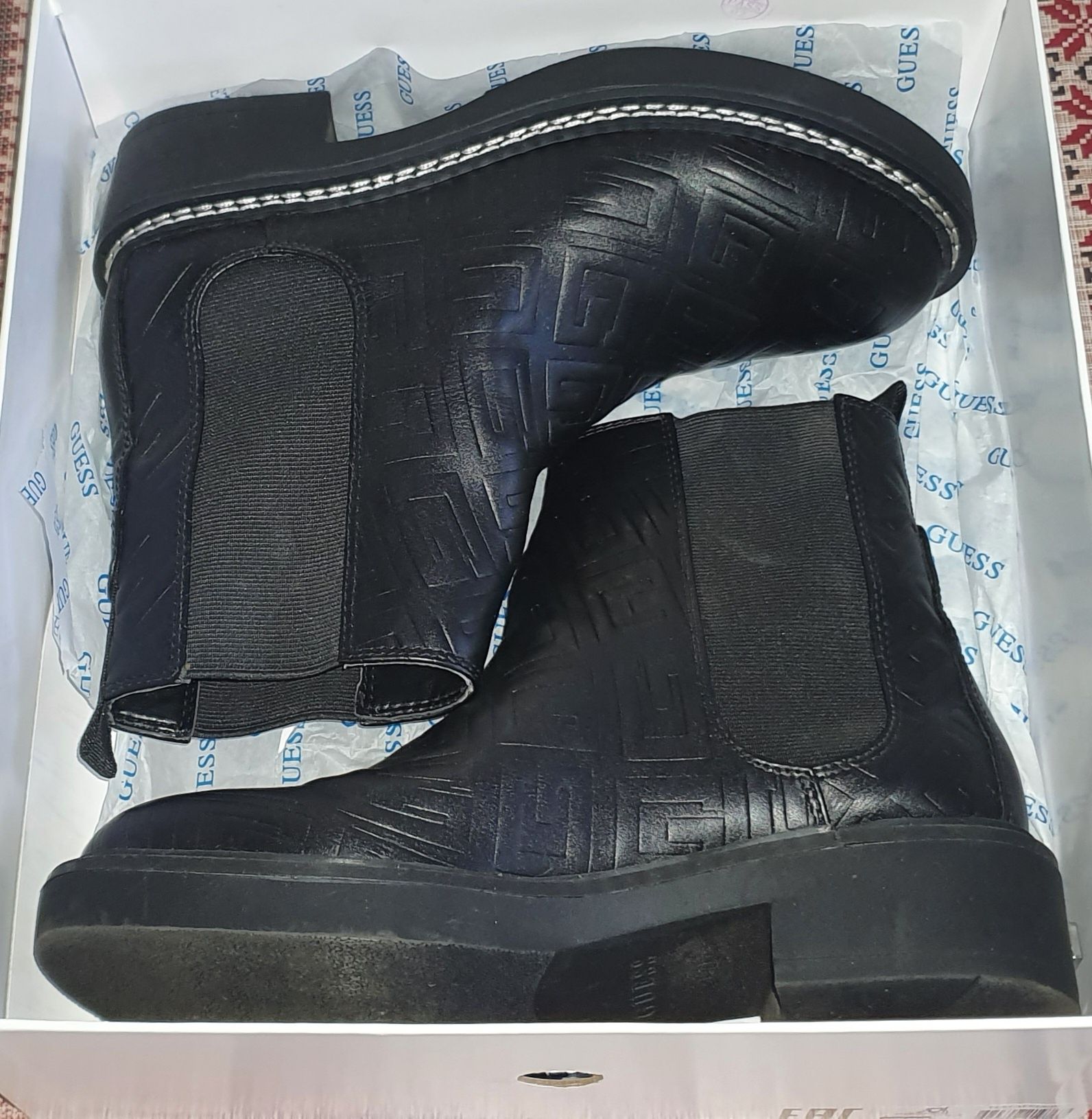 Guess ghete damă