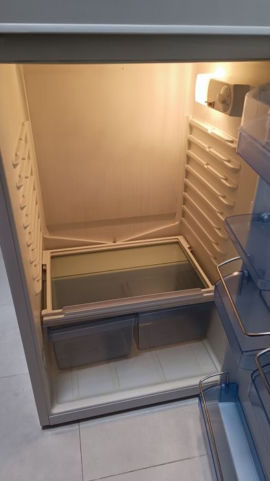 Продавам хладилник с горен фризер  Gorenje RF420BW