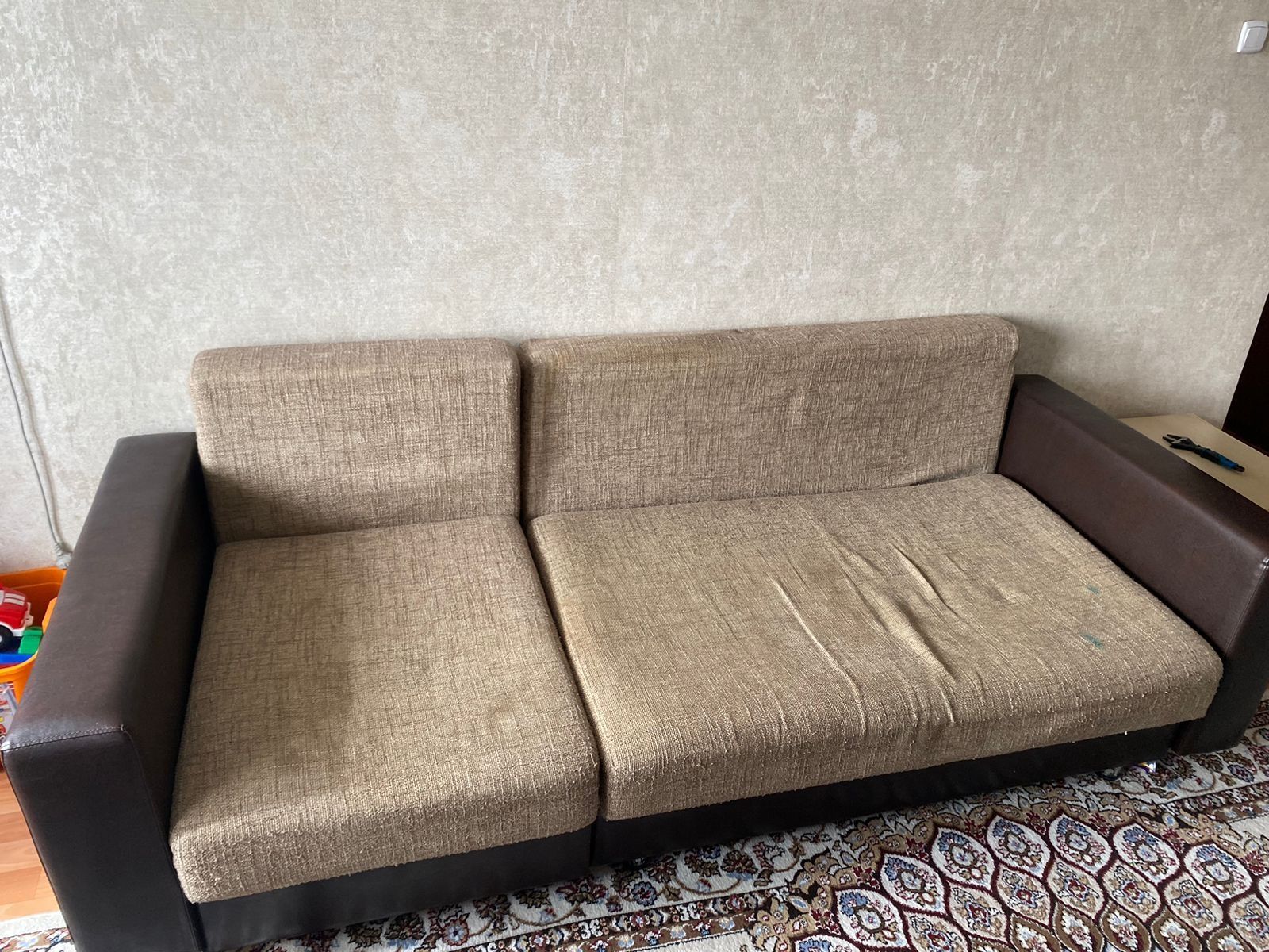 Старенький удобный диван