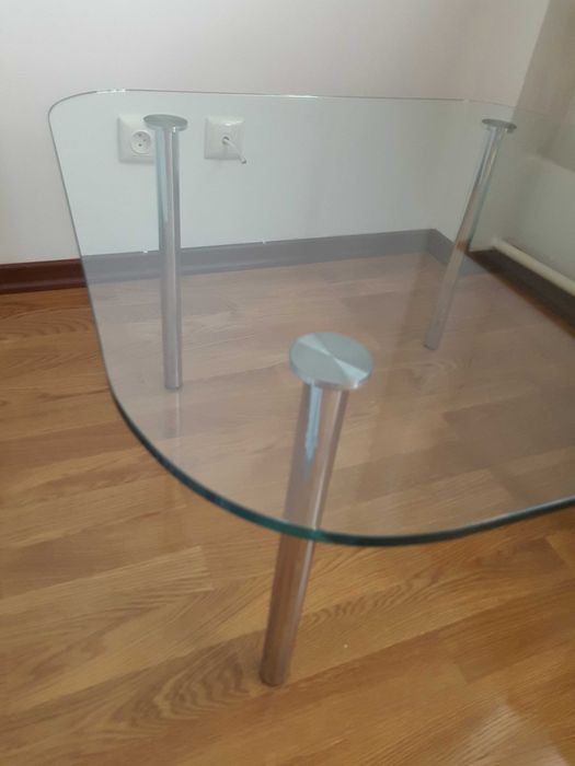 Тяжелый, устойчивый журнальный стол. Каленое стекло.