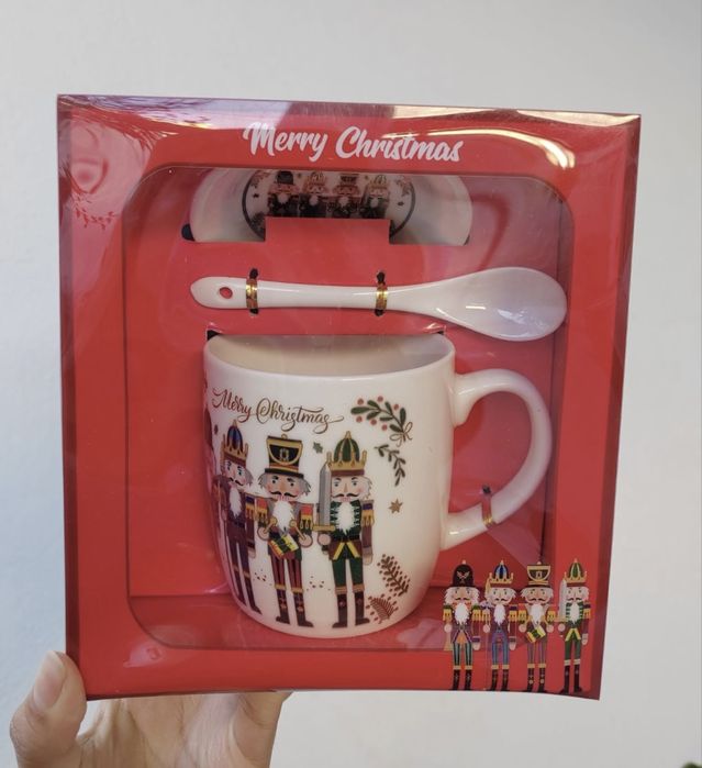 Коледен подаръчен комплект от 3 части - чаша + чиния + лъжица