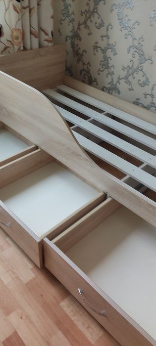 Продам кровать производство Россия, с двумя полками