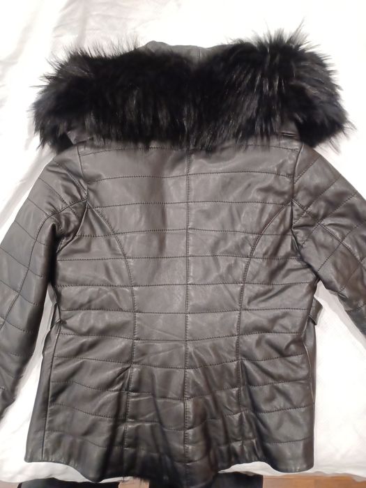 Продавам кожено яке с яка от лисица