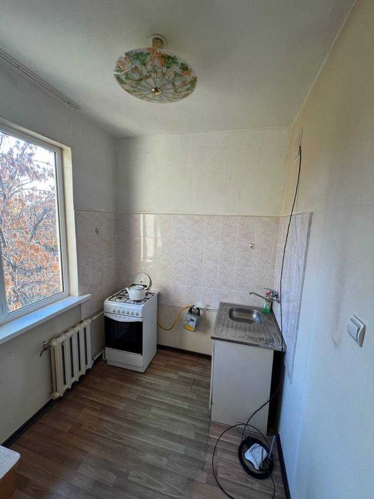 Чиланзар 11-кв, 1/4/4, балкон 1,5х3 Средний ремонт