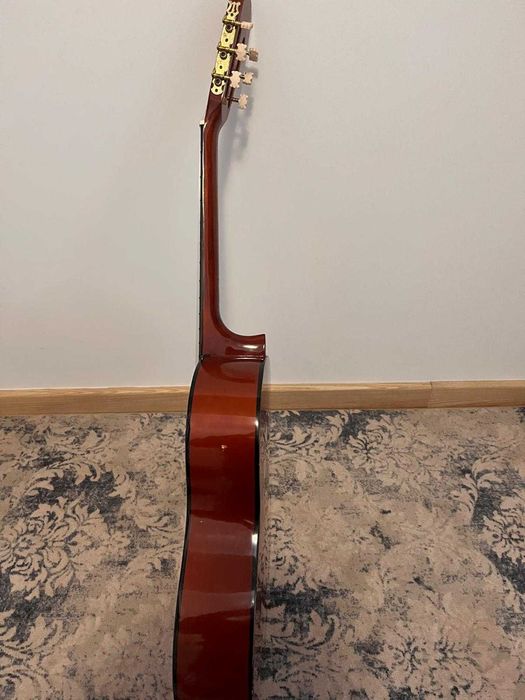 Chitara aproape nouă