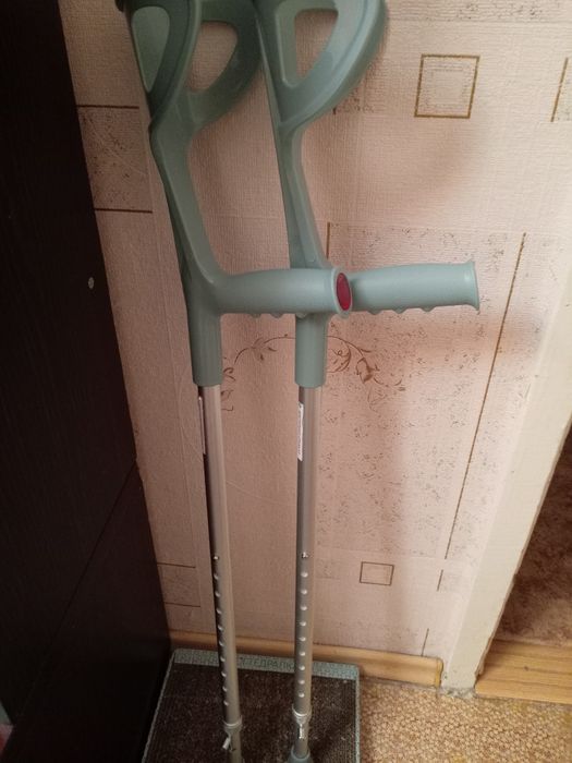 Продам костыли с опорой под локоть.