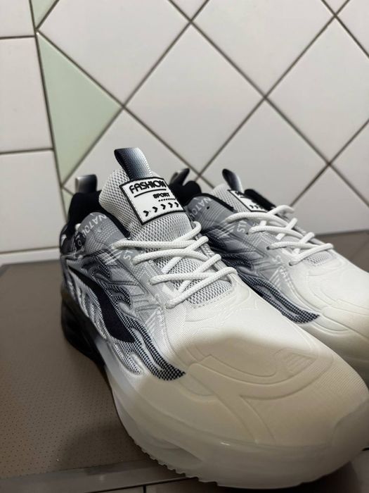 Yangi zamonaviy krossovkalar