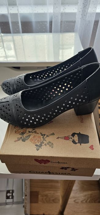 Продавам затворени пролетни обувки