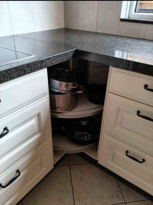 Ъглова кухня от МДФ с гранитен плот и уреди