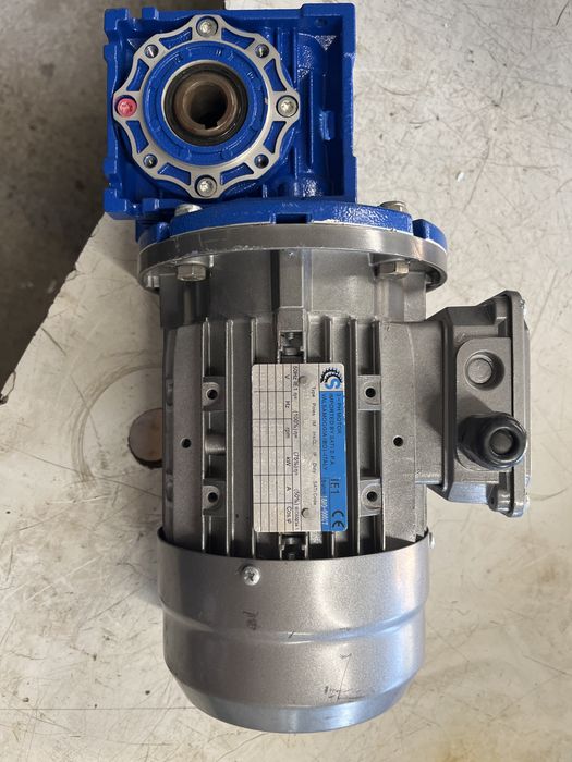 Motor electric de 0,25 kw cu reductor