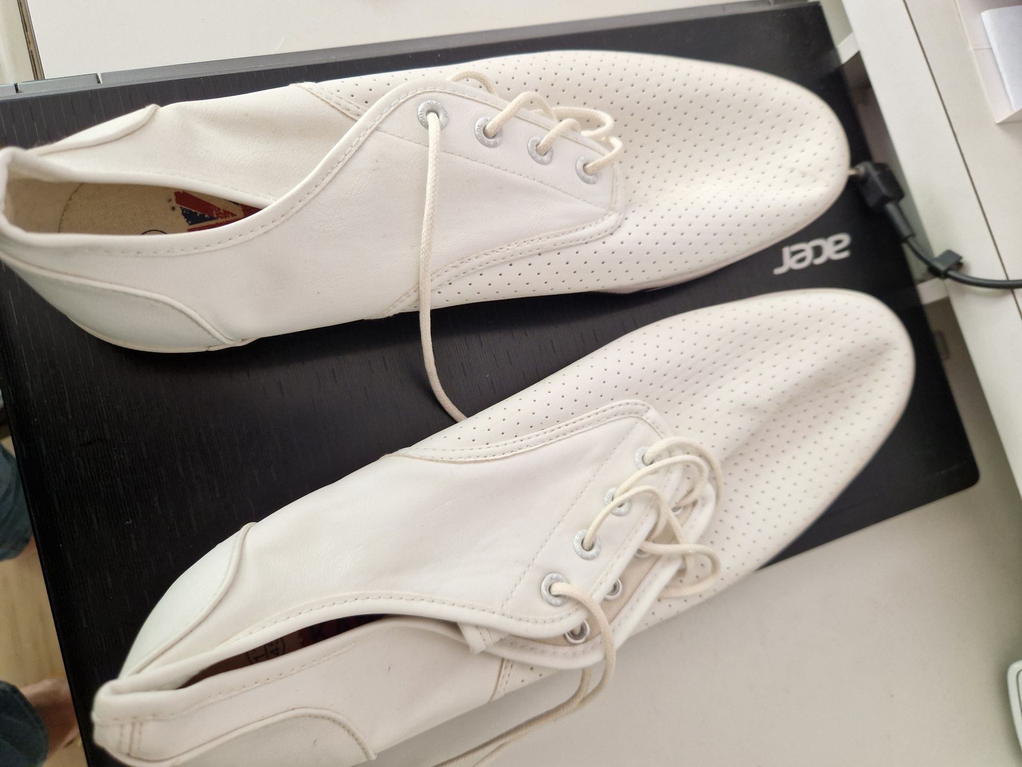 Бели изкуствени обувки мъжки  номер  45