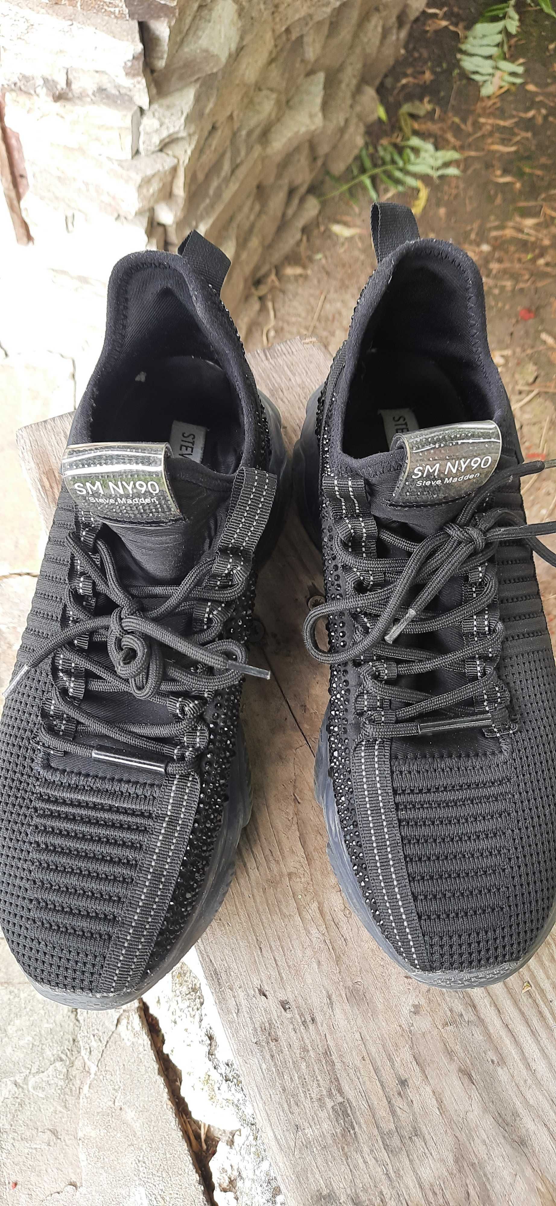 Продавам маратонки  Steve Madden