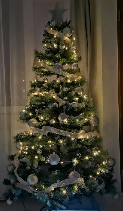 Brad realistic 1,80 m suport metalic ,conuri si zăpadă