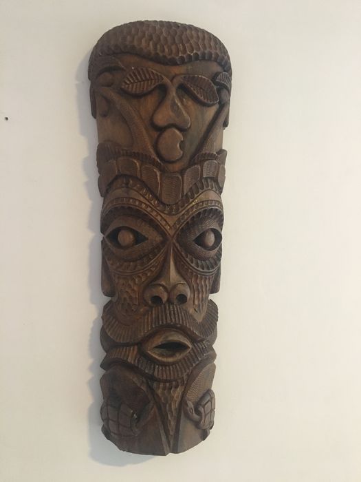 Африканска ръчно изработена дървена маска.