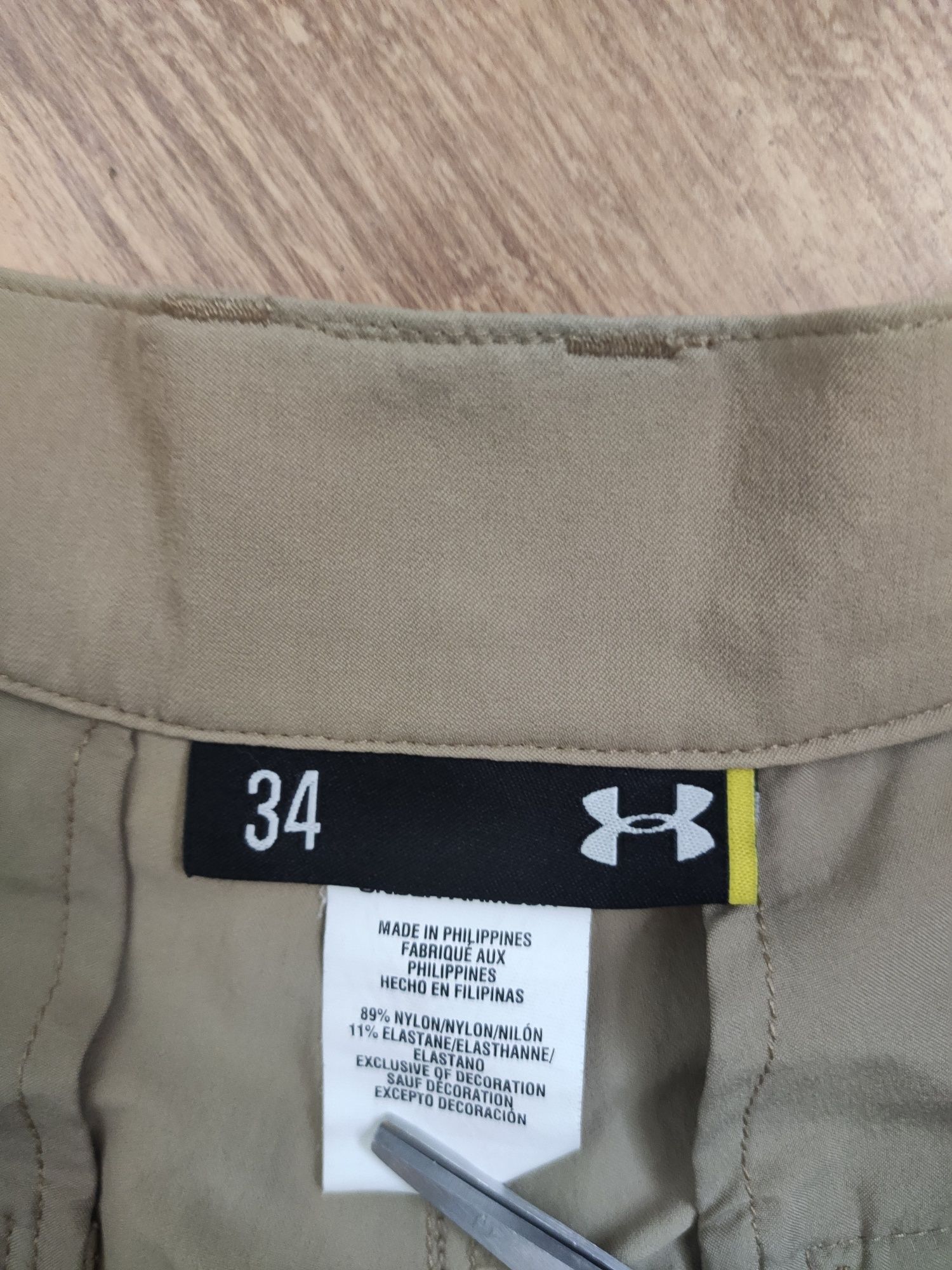 Pantaloni scurți Under Armour elastici mărimea 34