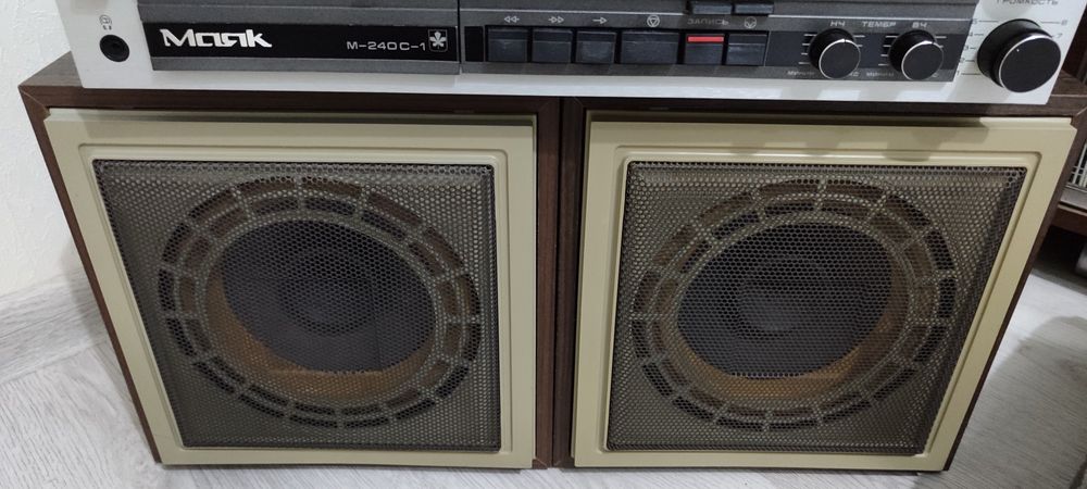 Маяк-240с2 с родной акустикой.