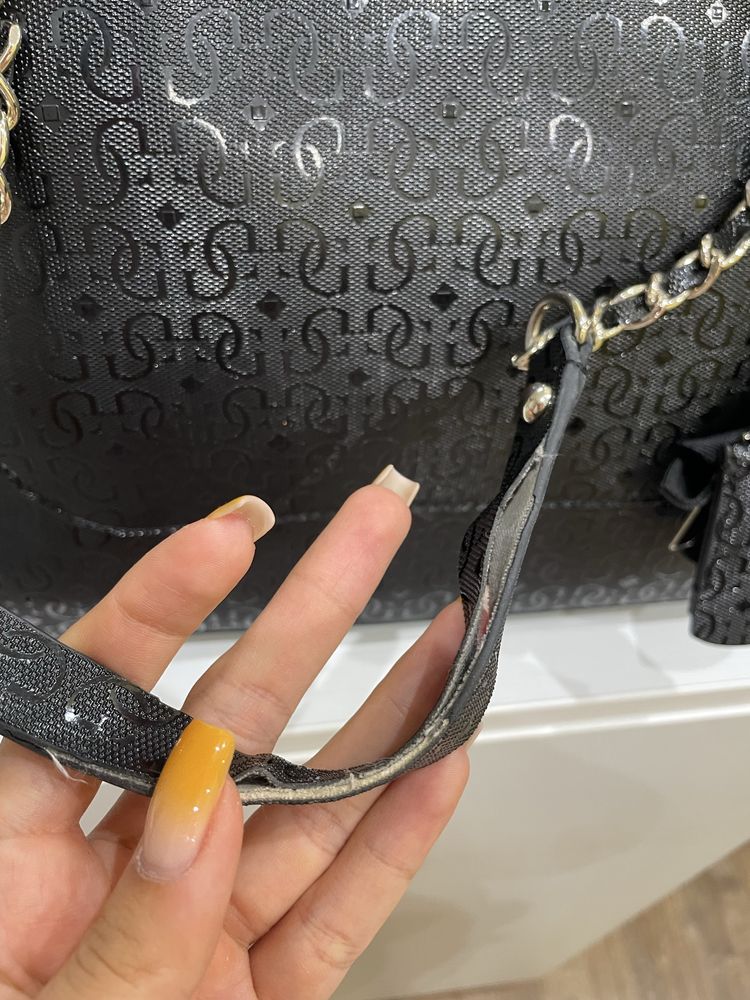 Дамска черна чанта Guess