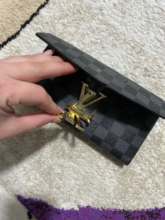 Portofel Louis Vuitton cu emblemă metalică si spaatii carduri