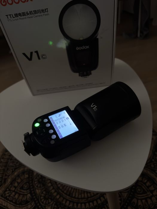 Продавам светкавица  GODOX V1c за Canon.