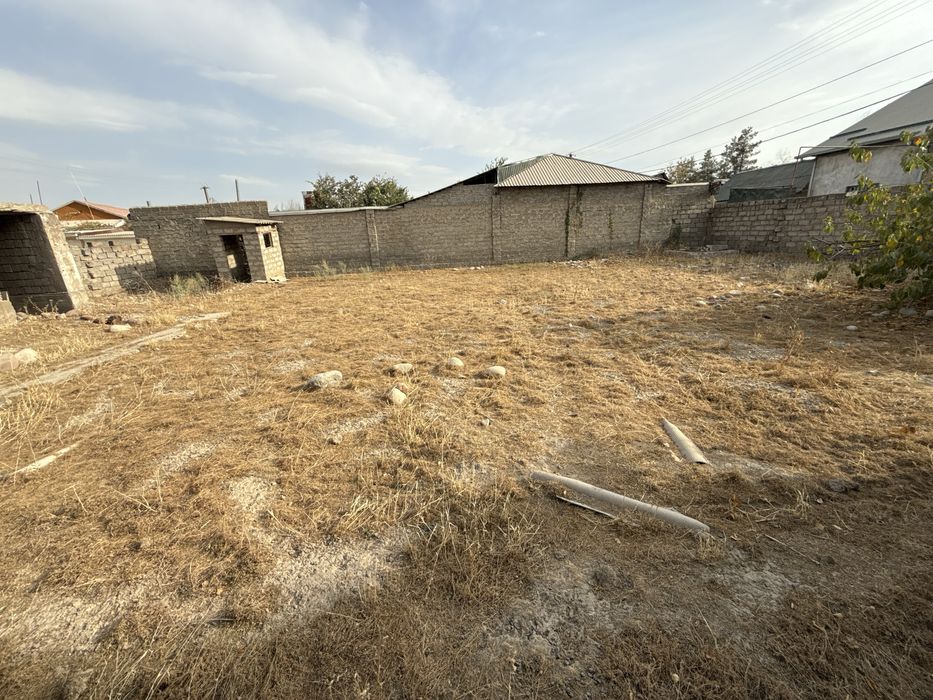 Янги узбекистон!! Продается земля 8 соток с трех сторон есть дорога