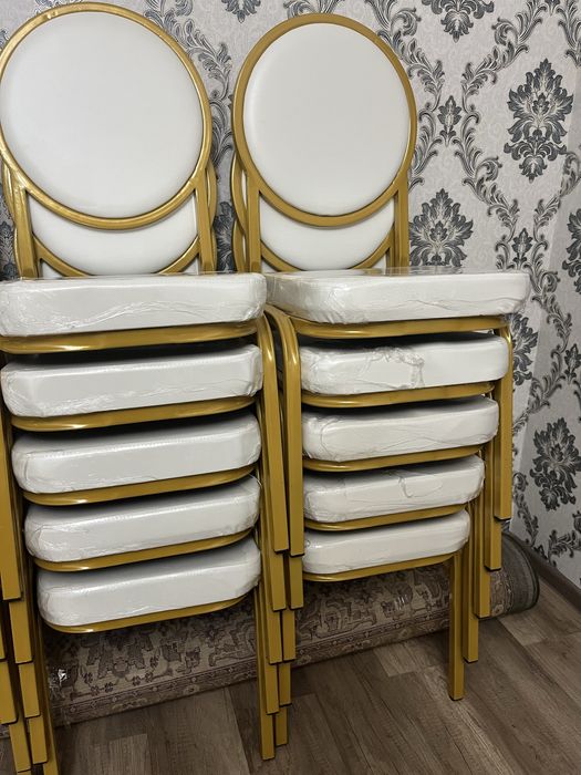 Стулья новые в пленке