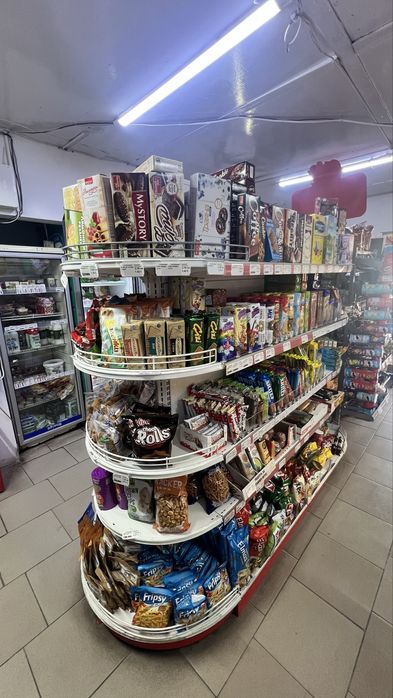 Островен стелаж за магазин