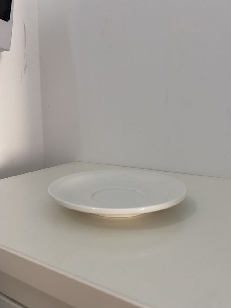 Белые блюдца (среднего размера) - 6 шт. 2500 ₸
