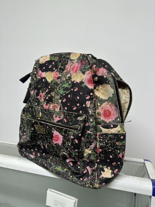 Вместительный рюкзак с цветочным принтом