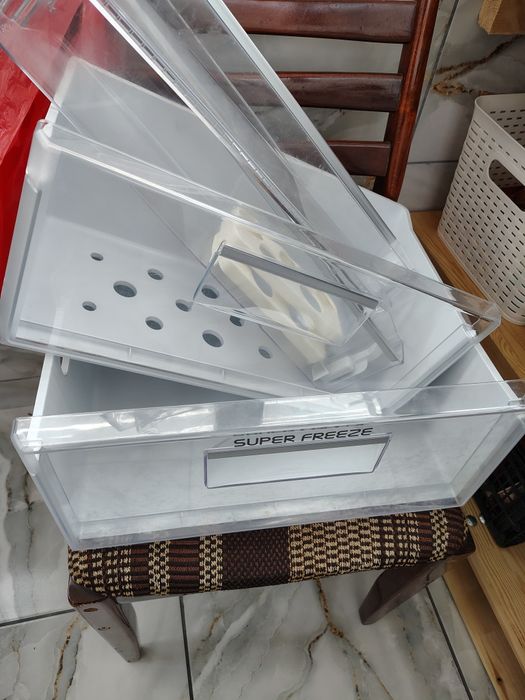 Rafturi de sticla,sertare congelator de la o combina frigorifica