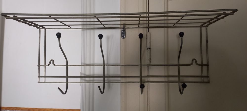 Продаеться вешалка