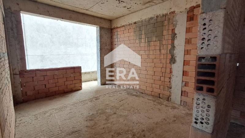 Пететажна новострояща се къща за продажба, с морска панорама, двор и 3