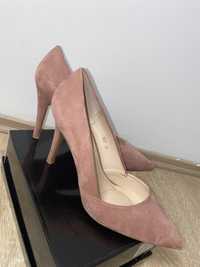 Pantofi cu toc roz pudra de catifea