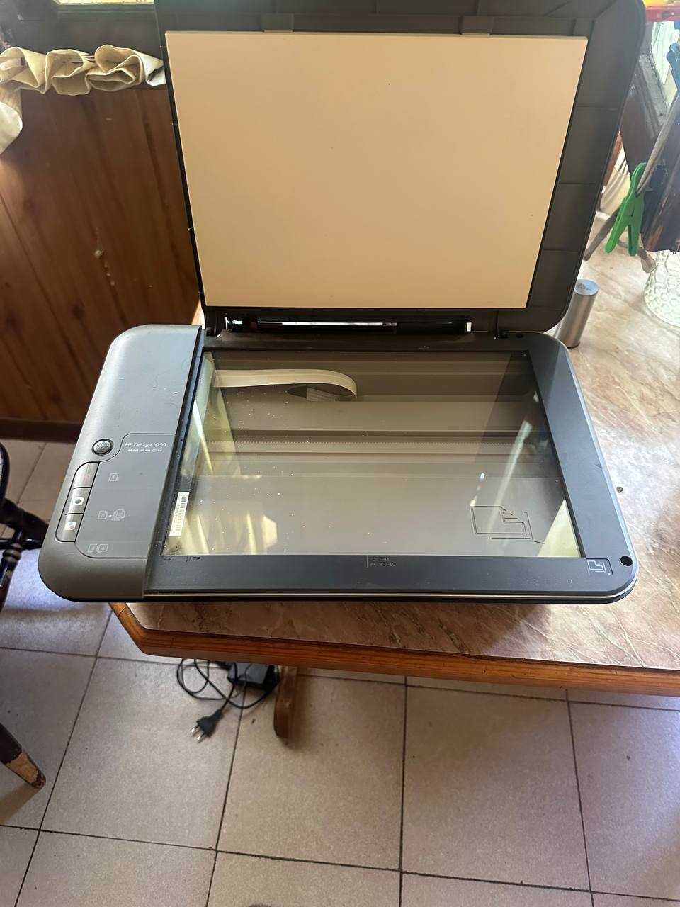 Продам б/у принтер - HP Deskjet 1050 .
