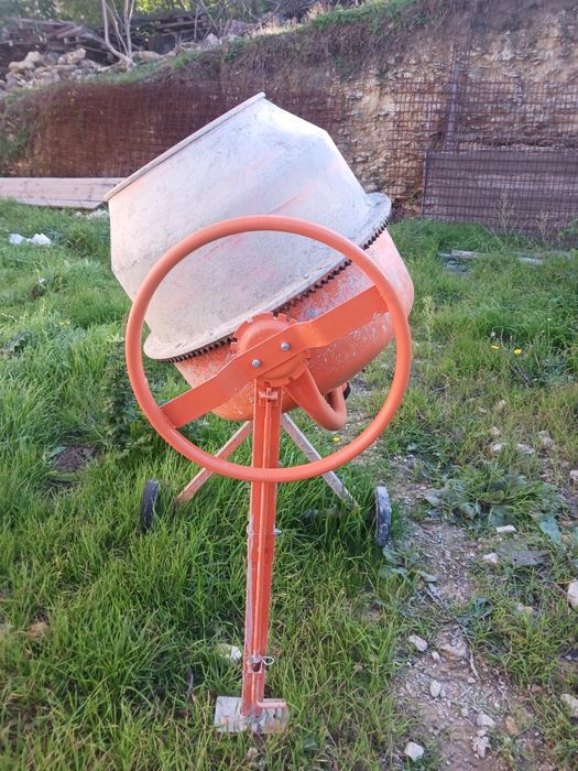 Betoniera   850 w , 165 kg . Aer .centrala gaz