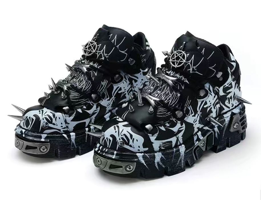 Эксклюзивные ботинки с металлическими шипами и принтом