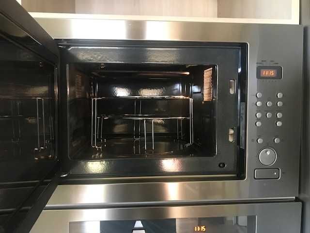 Модерна кухня с уреди ARISTON