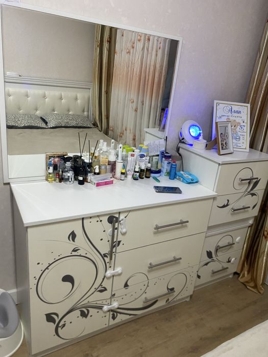 Продам комод с зеркалом, 2 тумбы, кровать с матрасом.