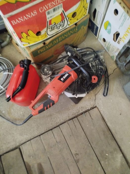 Execut lucrari cu drujba motocasa si tocatoare craci pana la 8 cm