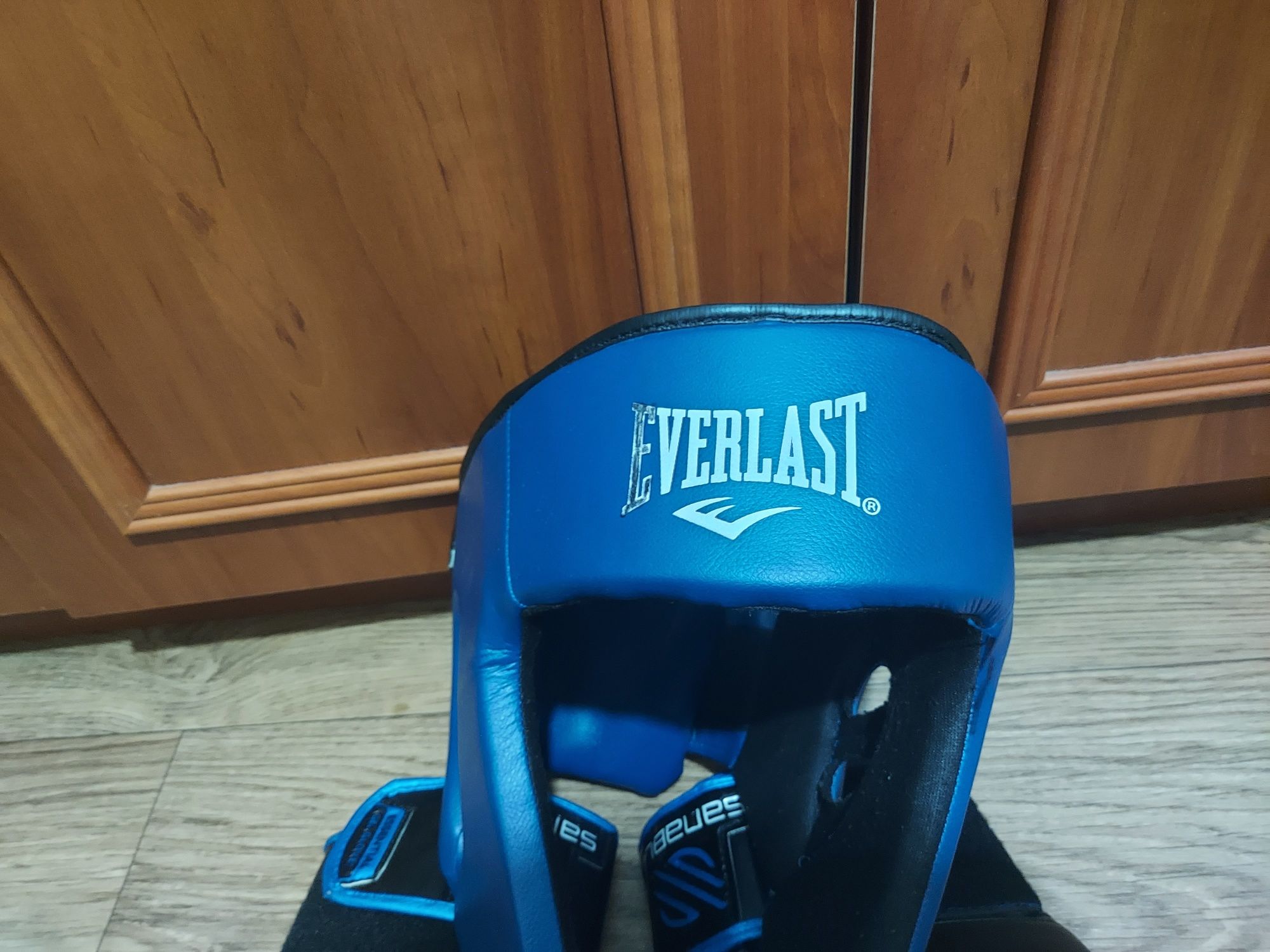 Перчатка и шлем в комплекте