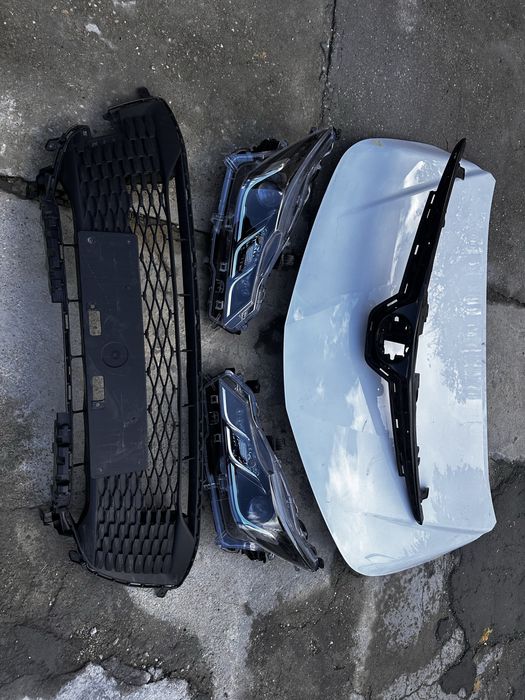 Faruri stânga dreapta capotă motor grilă toyota corolla e21.