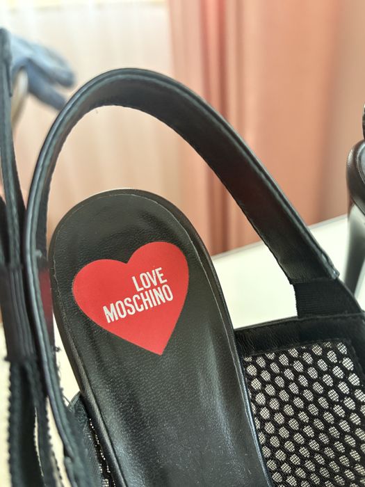 Черни токчета Love Moschino