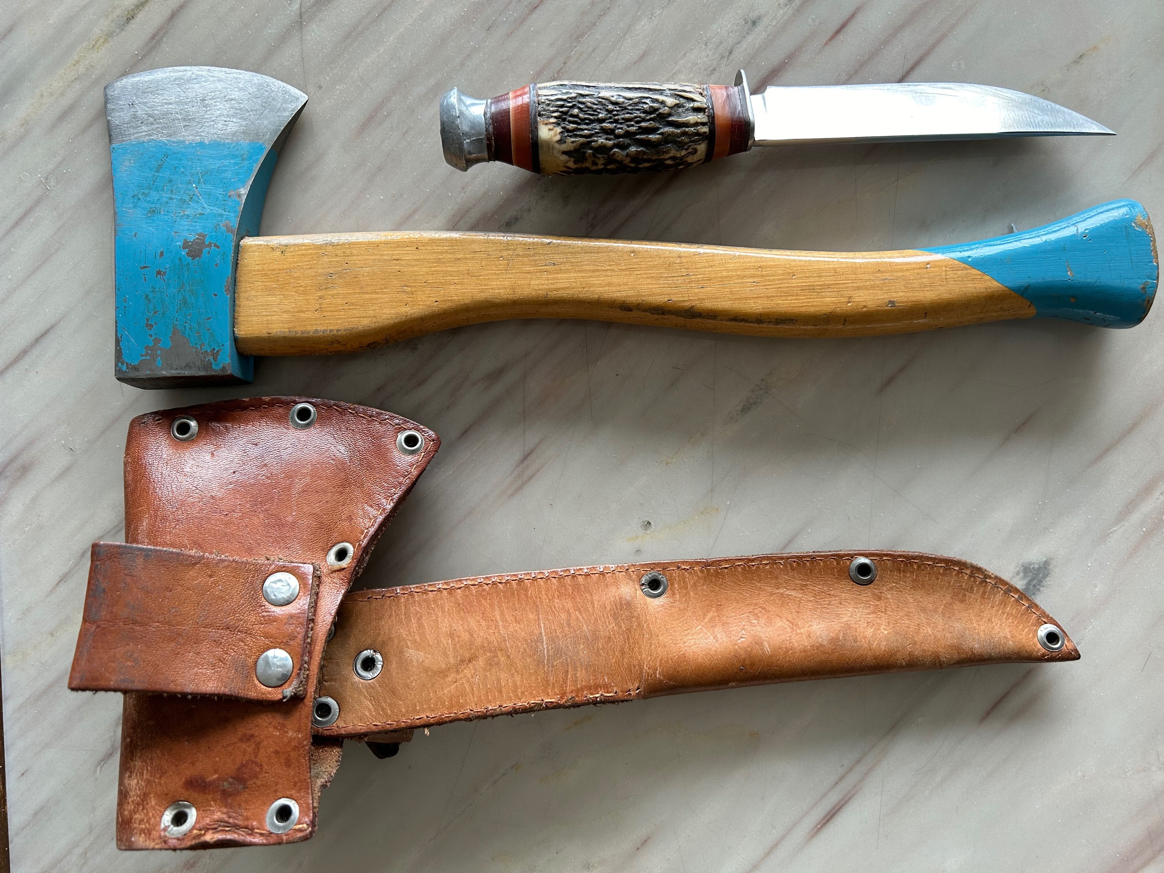 Комплект нож с дръжка от еленов рог и брадвичка. Употребяван.