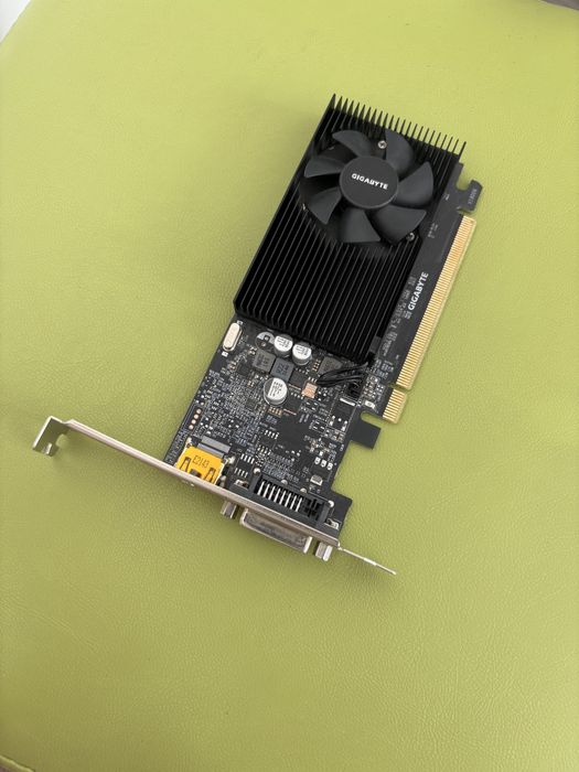 Vând placa video GeForce GT 1030 D4 2GB DDR4