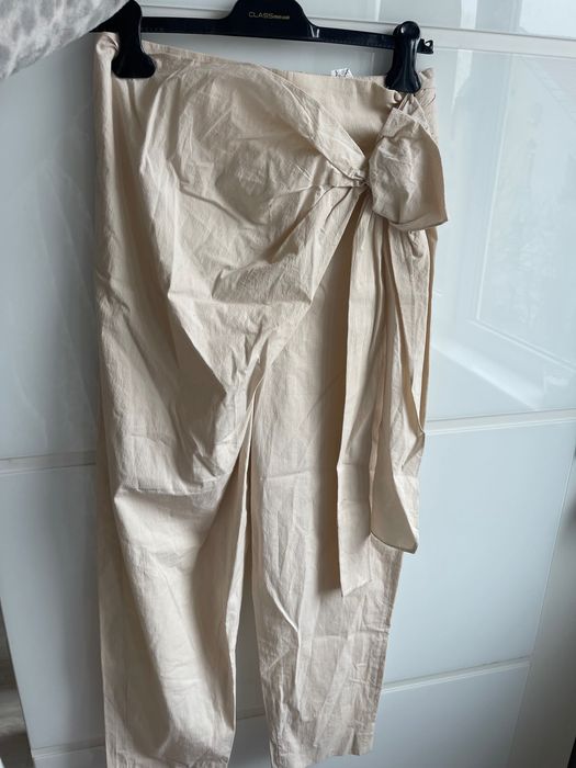 Ефектен бежов панталон Zara