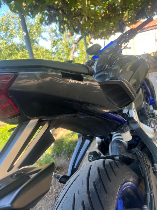 Комплект оригинален багажник за Yamaha MT-07 + куфар GIVI + пластмаси