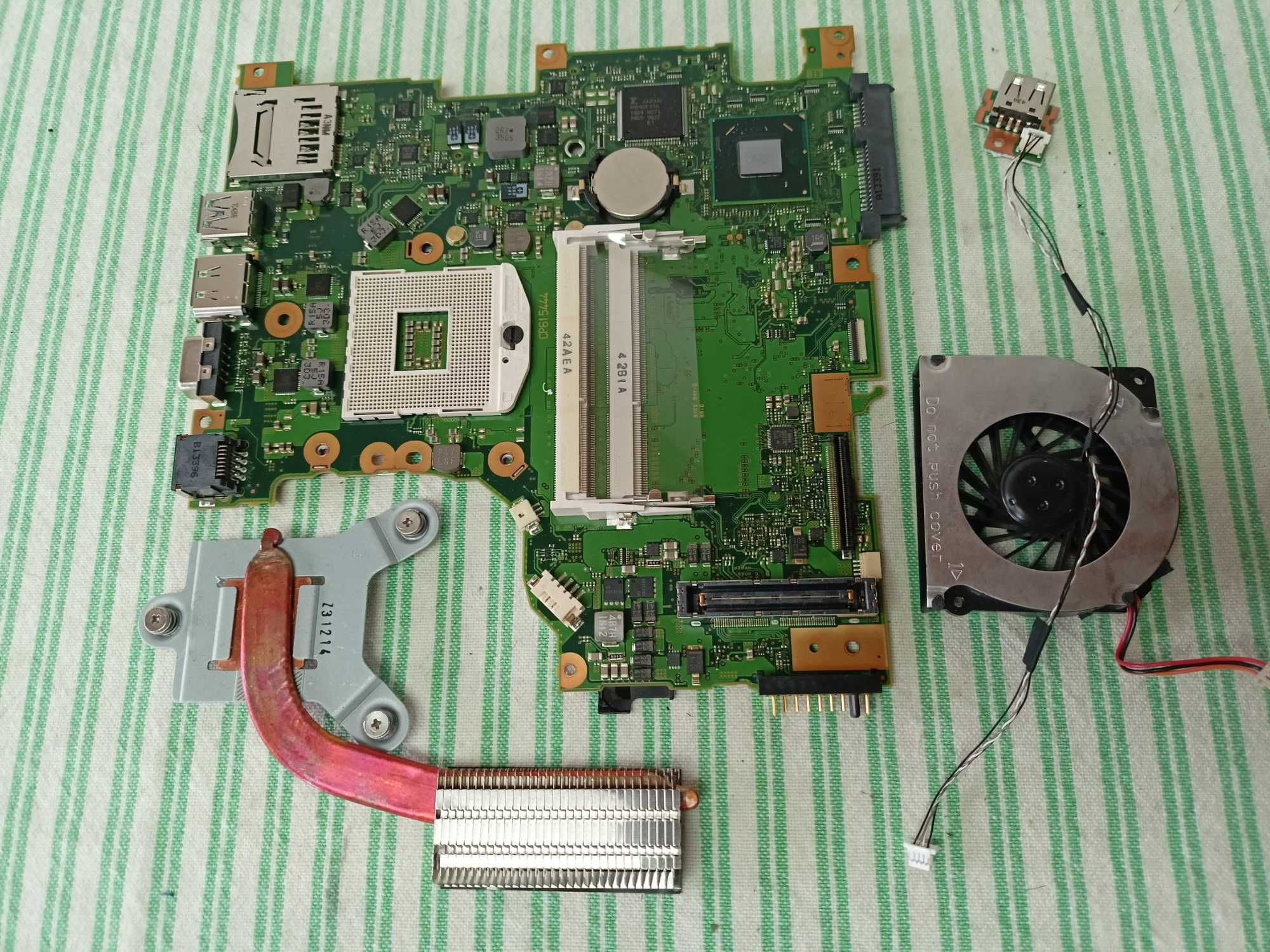 Dezmembrez Fujitsu LifeBook E743 - Pret Mic