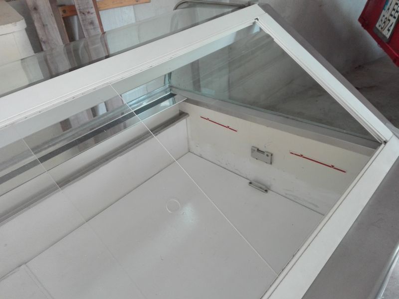 Хладилна витрина за сладолед