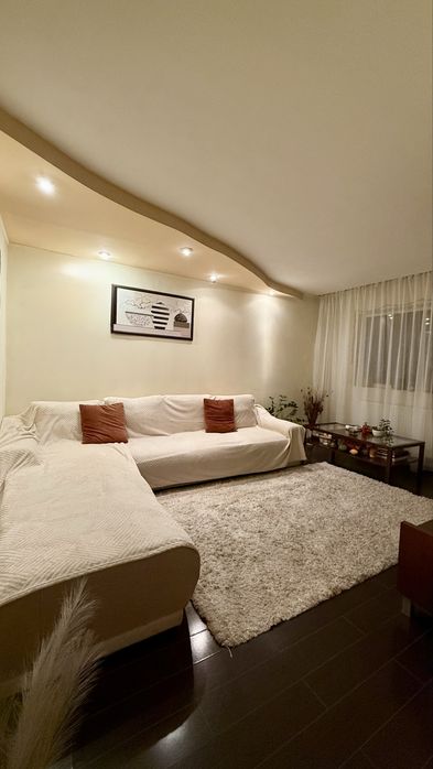 Vând apartament 3 camere - zona Dâmbu