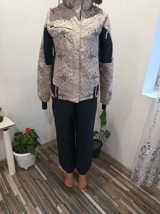 Дамска ски екипировка като нова; долнището е на марката Obermeyer, яке