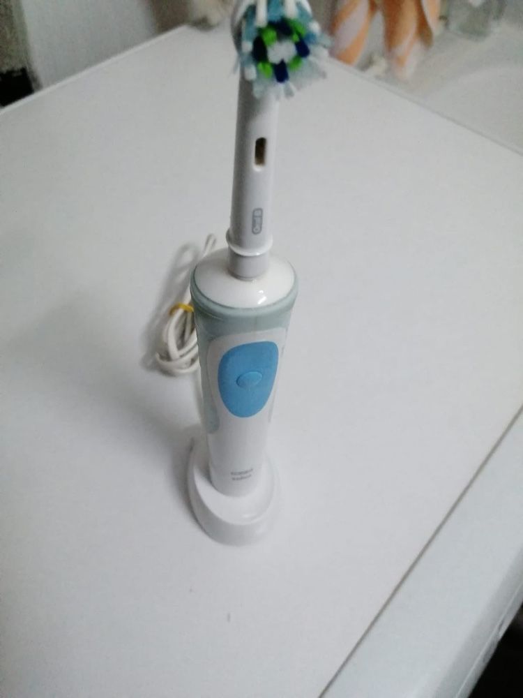 Vând Periuța oralB